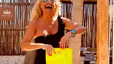 Vica Blochina fosta amanta a lui Piturca topless la o piscina din Grecia Video de senzatie pe Instagram