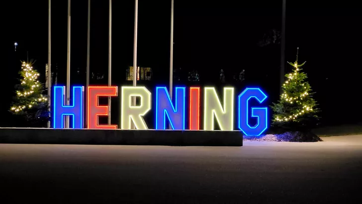 Literele oraşului Herning, în culorile de la acest turneu final