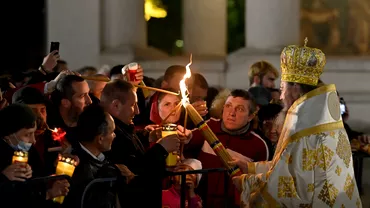 Cum ajunge de fapt Lumina Sfanta din Ierusalim in fiecare biserica din Romania