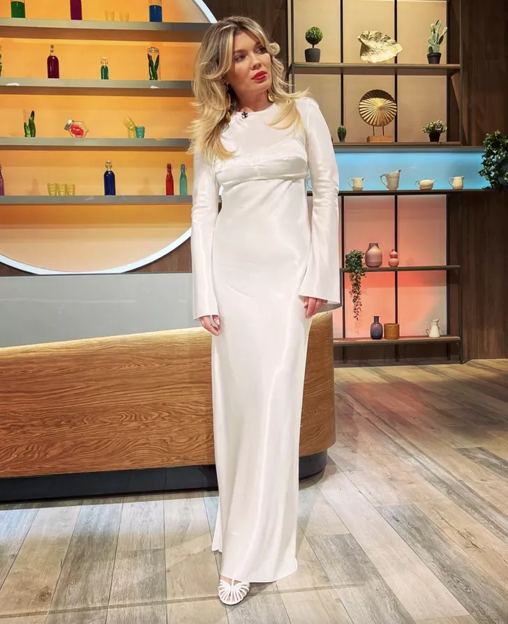 Gina Pistol a purtat o rochie albă extrem de elegantă. Sursă foto: Instagram