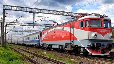 Dispret total pe calea ferata Un tren Regio a fost abandonat in camp de locomotiva pentru a salva un tren international