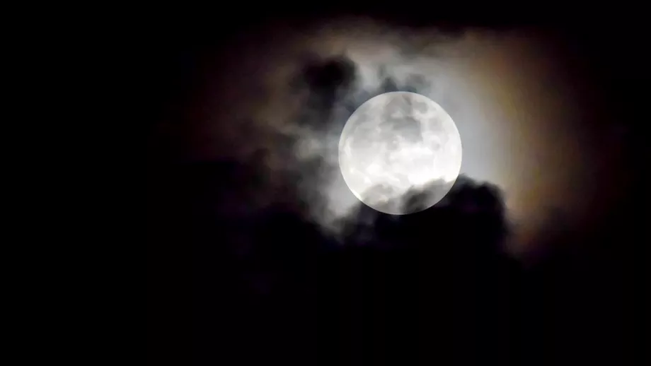 Luna lovita de un asteroid Momentul surprins de un japonez Cand sa intamplat