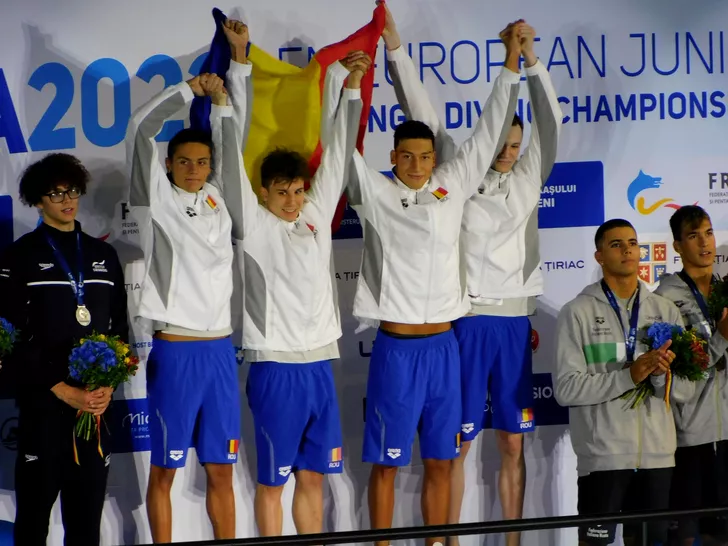 Ştafeta de 4x100 de metri liber a României, medaliată cu aur. Sursa: Fanatik