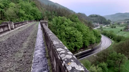 Povestea magistralei feroviare Craiova - Oradea. Calea ferată strategică din Carpați, nefinalizată VIDEO