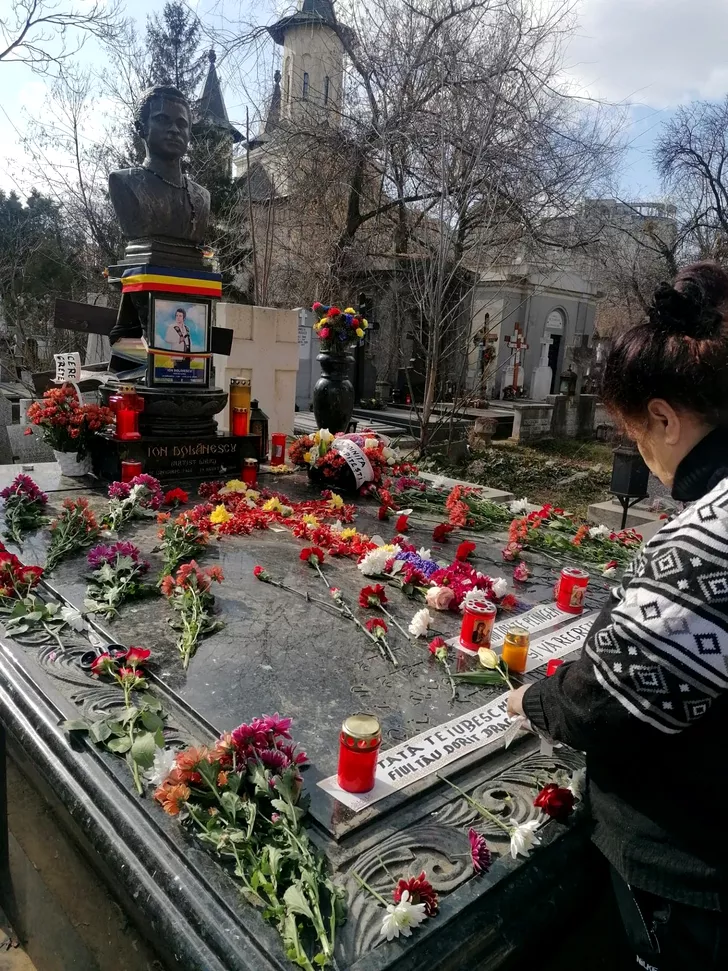 Parastas la mormântul lui Ion Dolănescu