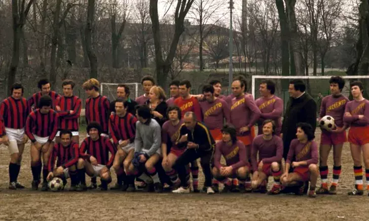 Echipele lui Pier Paolo Pasolini și Bernardo Bertolucci, alături de Carlo Ancelotti, aflat în marginea din dreapta a fotografiei). Sursă foto: Cinemazero