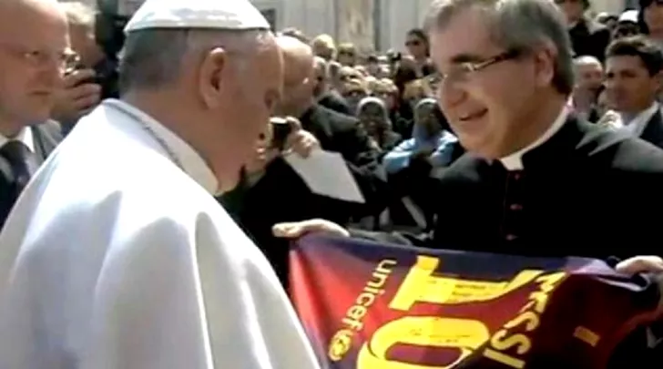 Papa Francisc a foat foarte bucuros când și-a completat colecție de tricouri fotbalistice cu cel al lui Lionel Messi. Are unul și de la naționala Spaniei, campioană mondială țși europeană