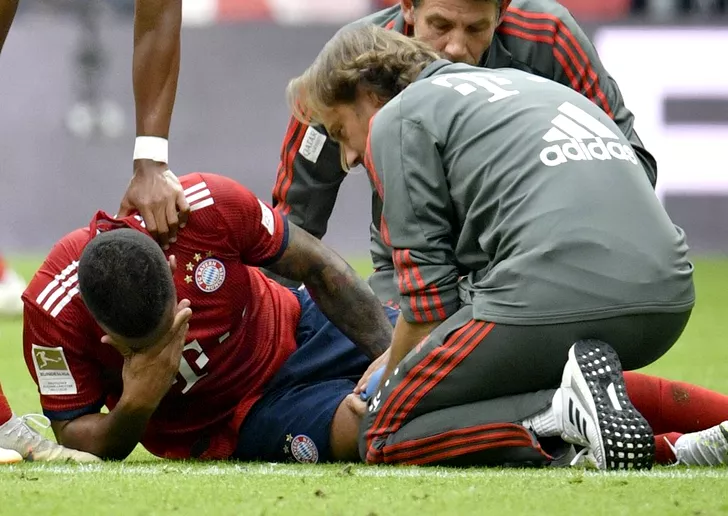 Corentin Tolisso primind îngrijiri medicale după accidentarea din meciul Bayern Munchen - Bayer Leverkusen