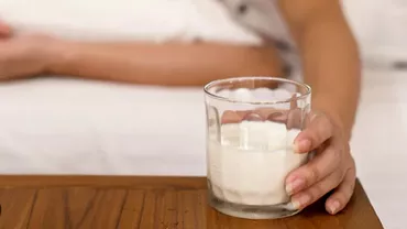 De ce este bine sa bei lapte cald seara inainte de somn Beneficii de care nu ai stiut