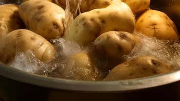 Cum sa cureti rapid si usor cartofii noi Secretul pe care putine gospodine il cunosc