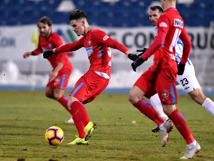 Dennis Man înscrie un gol de lângă Ovidiu Mihalache în meciul Poli Iaşi - FCSB