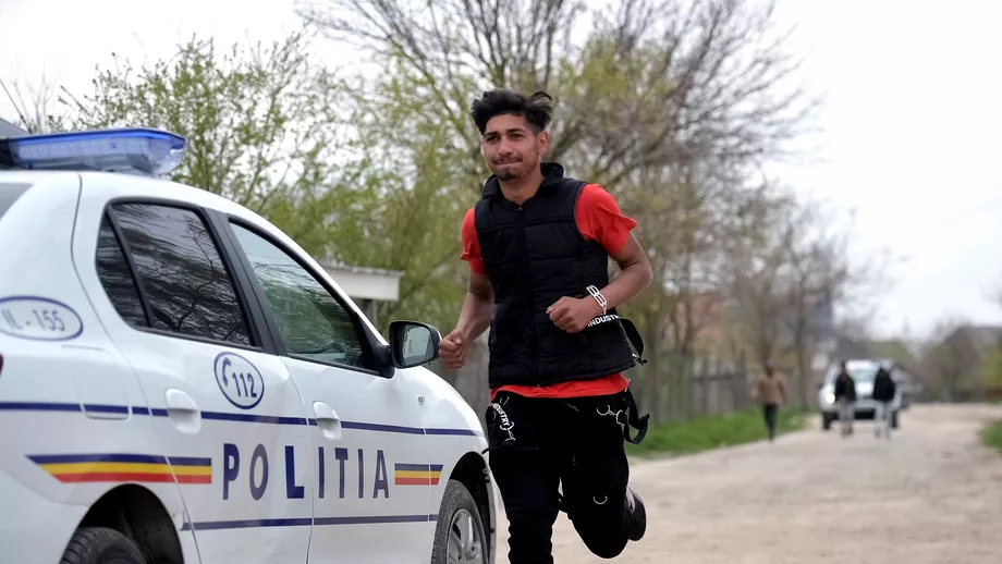Cum a ajuns un influencer de pe TikTok la volanul unei masini de politie Barbatul este cunoscut pentru clipuri in care canta manele si numara bani