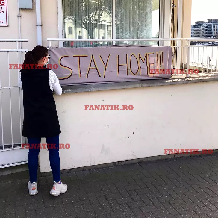 Corina a pus pe balconul apartamentului ei de la parter un banner cu un apel de suflet pentru copncetățenii londonezi: „Stay home!”. Stați acasă!