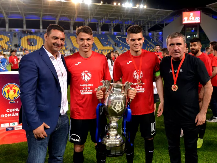 Ionel Ganea, George Ganea, Ianis Hagi și Gică Hagi alături de trofeul câștigat în Cupa României. Sursă foto: sportpictures.eu