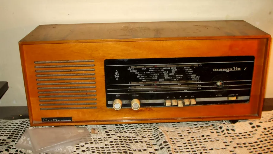 Cat a ajuns sa coste un radio de pe vremea bunicilor Poti face avere daca inca il mai ai acasa