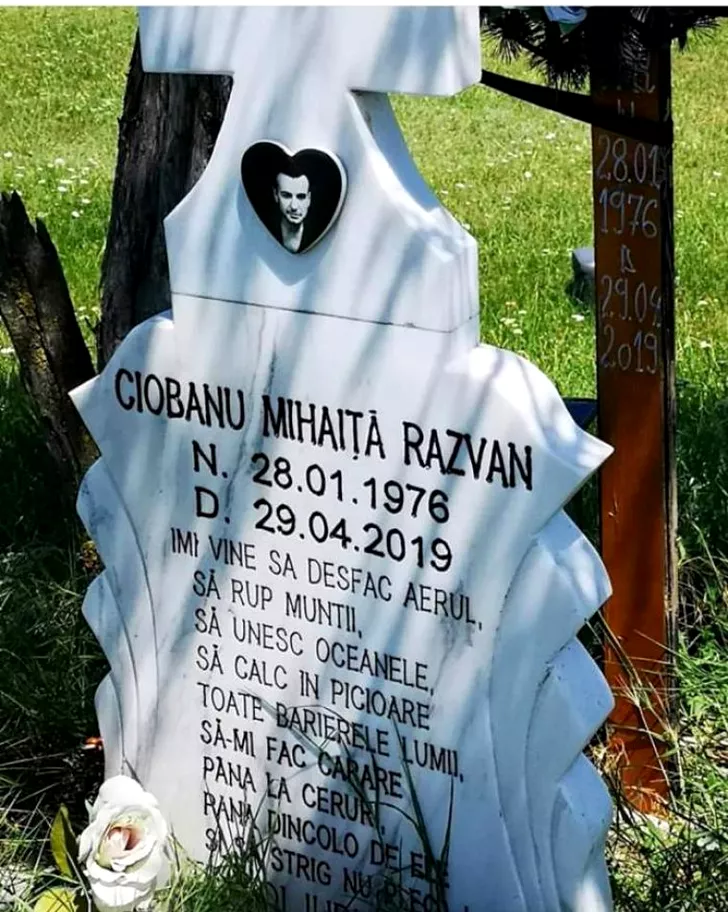 Placa de marmură în memoria lui Răzvan Ciobanu