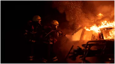 Piroman si exhibitionist Un barbat a incendiat o masina intro parcare din Bucuresti
