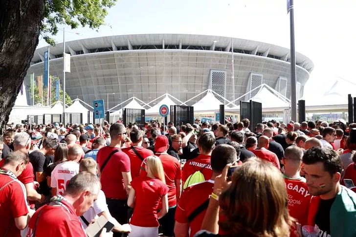 Suporterii maghiari au ajuns la portile de intrare ale stadionului Ferenc Puskas