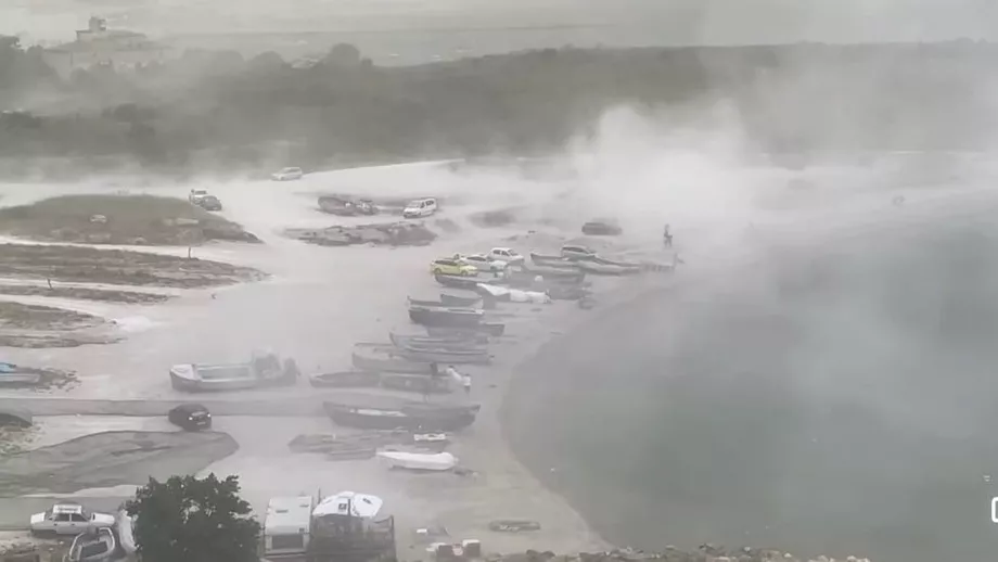 Furtuna puternica la Constanta Ploi torentiale si valuri de nisip pe litoral Video