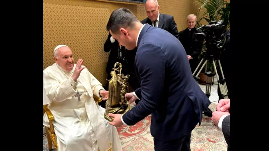 George Simion in audienta la Papa Francisc Ce ia daruit Suveranului Pontif Reprezinta spatiul si spiritul romanesc