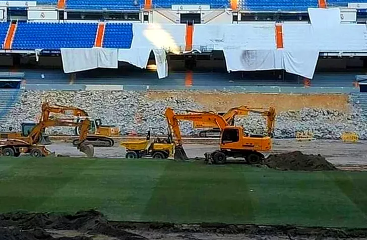 Imagini cu demolarea stadionului „Santiago Bernabeu”. Sursă foto: thesun.co.uk
