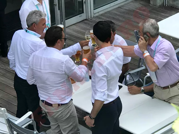Gheorghe Hagi, Gheorghe Popescu și Stere Halep au sărbătorit cu bere și șampanie calificarea Simonei în finală la Roland Garros