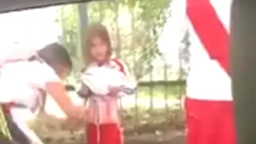 Imagini socante O mama sa folosit de fetita ei pentru a introduce petarde si torte in stadion Video
