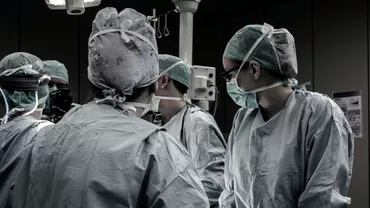 Pacient de 240 de kilograme salvat de medicii chirurgi din Suceava Instalarea pacientului pe masa de operatie a durat 45 de minute