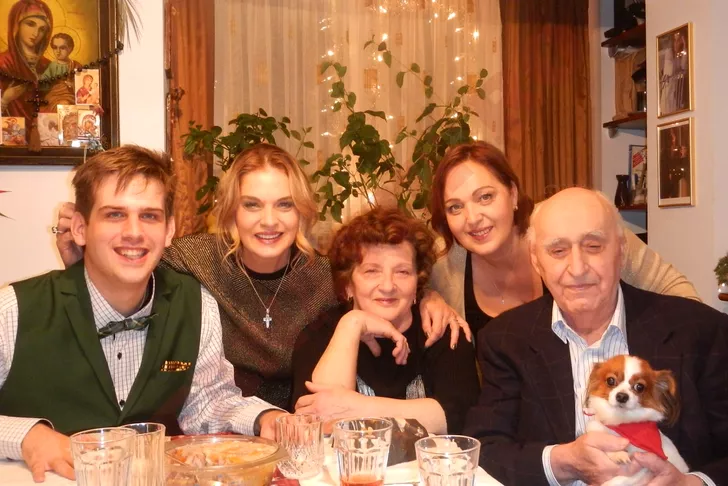 Manuela Hărăbor alături de părinții ei, sora si fiul ei Andrei