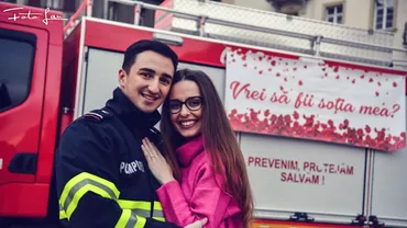 Un pompier din Timisoara sia cerut iubita in casatorie in mijlocul orasului Colegii au venit cu autospecialele de interventie