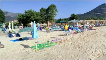 Niste turisti romani plecati in Thassos au chemat politia cand au aflat pretul umbrelei pe plaja Cat putea sa coste