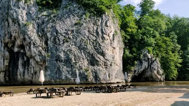 Nu e Thailanda e Romania Plaja de la poalele muntelui care aduce aminte de statiunile asiatice
