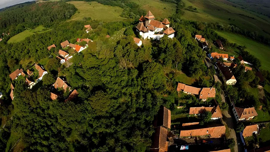 Casa printului Charles din Viscri deschisa pentru vizitatori Ce proprietati mai are britanicul in Romania si cat costa o noapte de cazare in casele lui
