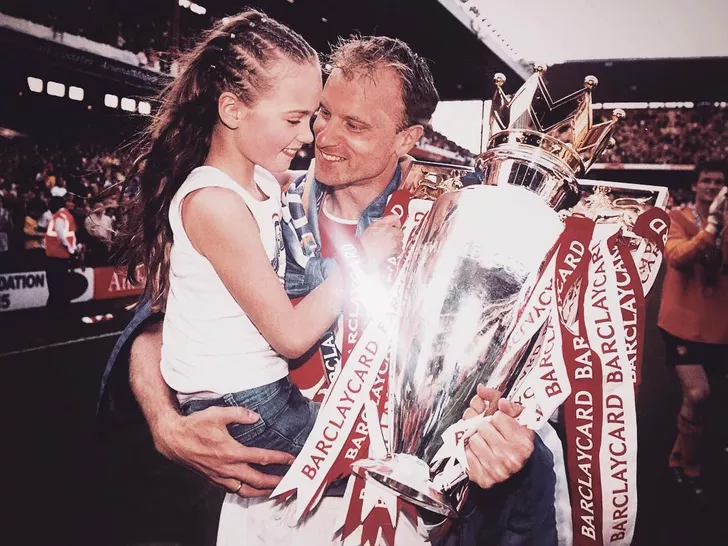 Dennis Bergkamp şi fiica ului, cu trofeul Premier League. FOTO: instagram