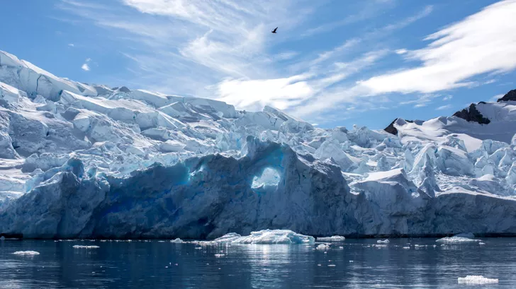 Un aisberg gigant s-a desprins dintr-o calotă din Antarctica