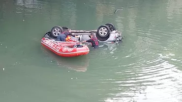 Video Un autoturism a cazut in raul Dambovita in zona Podului Ciurel Soferul a murit Update