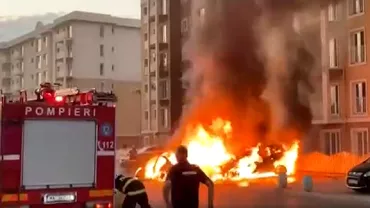 Incendiu puternic la un complex rezidential din nordul Capitalei Doua masini au luat foc in parcare