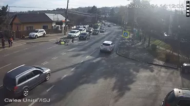 Video O mama si copiii sai loviti pe trecere de un biciclist beat Unul dintre baieti la palmuit dupa ce sia vazut mama pe asfalt