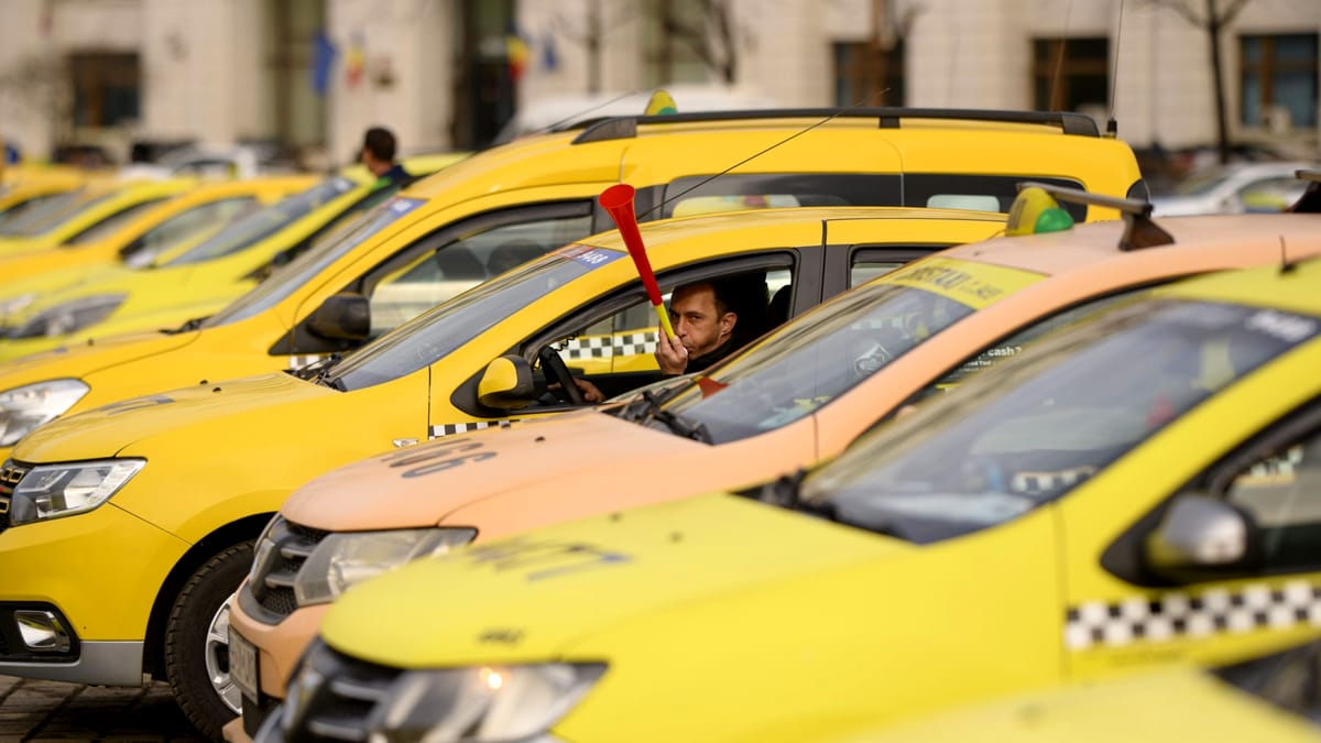 Reacția a doi instructori auto englezi după ce au luat taxiul în București: ”Nu se poate așa ceva! Cine instruiește taximetriștii la voi?”