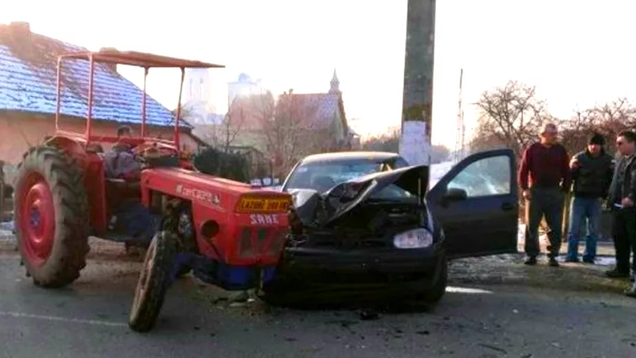 Accident cumplit in Vrancea dupa ciocnirea dintre un autoturism si un tractor