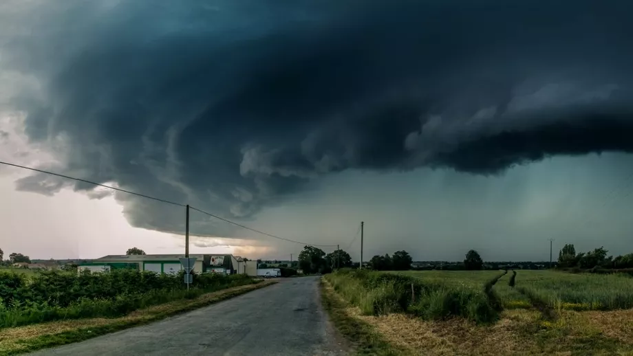 ULTIMA ORĂ! Codul galben de furtuni în România a fost prelungit! Jumătate de țară, afectată!