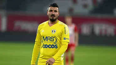 Constantin Budescu lovit cu o torta de fanii lui U Cluj Fotbalistul Petrolului nu a schitat niciun gest Video