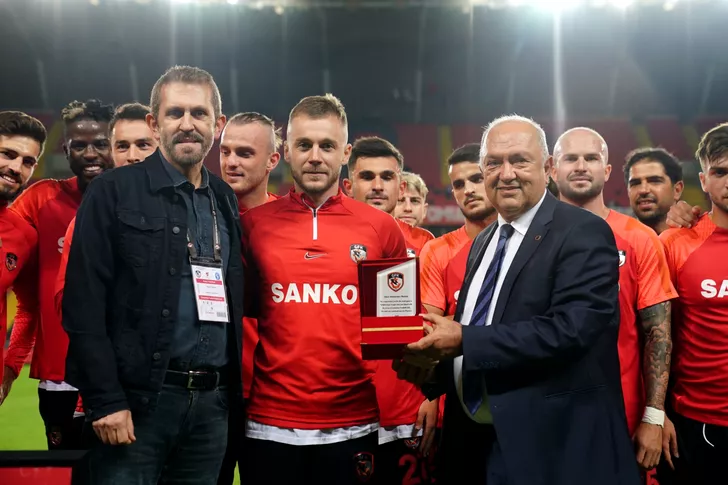 Oficialii lui Gaziantep l-au premiat pe Alexandru Maxim pentru cele 100 de partide disputate în tricoul echipei turce
