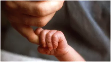 Cosmarul trait de o mamica din Vrancea Sia pierdut fetita la cateva ore dupa ce a aduso pe lume Avem certificat de nastere nu avem certificat de deces
