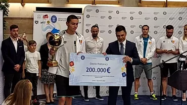 David Popovici a primit pe aeroport cecul de 200000 de euro de la Guvernul Romaniei Este prea putin pentru valoarea ta Video