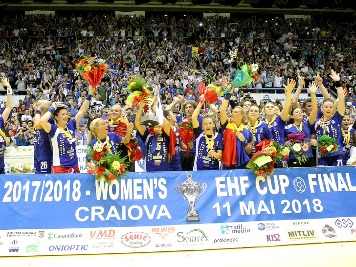 SCM Craiova sărbătoreşte câştigarea Cupei EHF după finala cu Vipers, în 2018. Sursa: sportpictures.eu