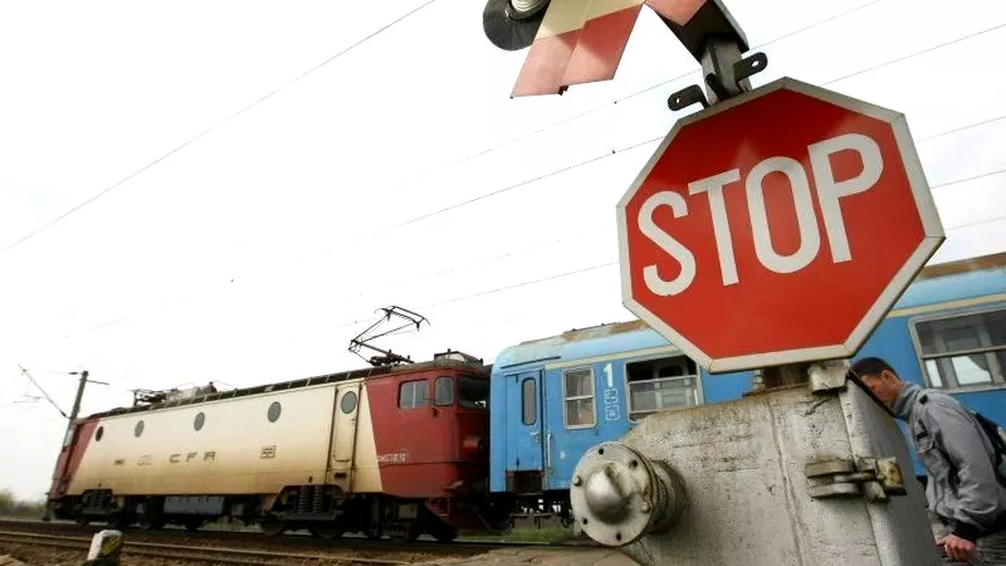 O masina a fost lovita de tren aproape de Timisoara In autoturism erau doi adulti si un copil