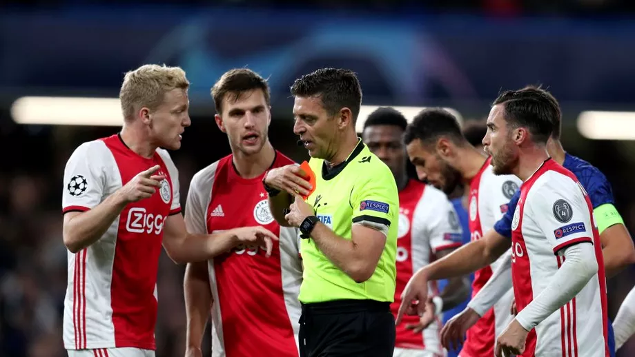 Ajax cere daune de peste 10000000 de euro pentru eliminarea din Liga Campionilor UEFA recunoaste ca arbitrul din meciul lancierilor cu Chelsea a gresit