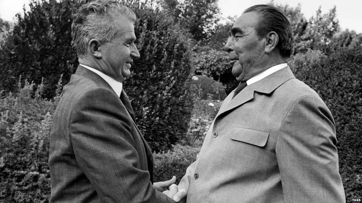 Nicolae Ceaușescu și Leonid Ilici Brejnev la Ialta, în 1976. Îmbrățișarea și zâmbetele sunt formale, cei doi se urau