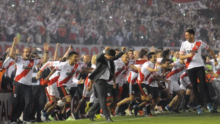 Momente unice la fiesta lui River Plate Antrenorul Gallardo a cantat alaturi de jucatori si suporteri Video